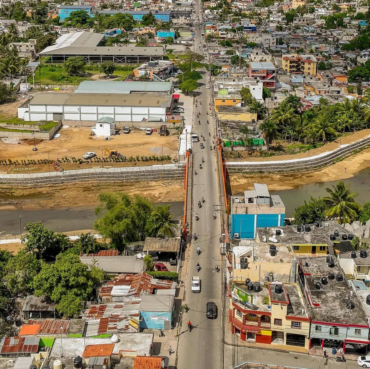 Encauzamiento de río junto a puente, vista aérea
