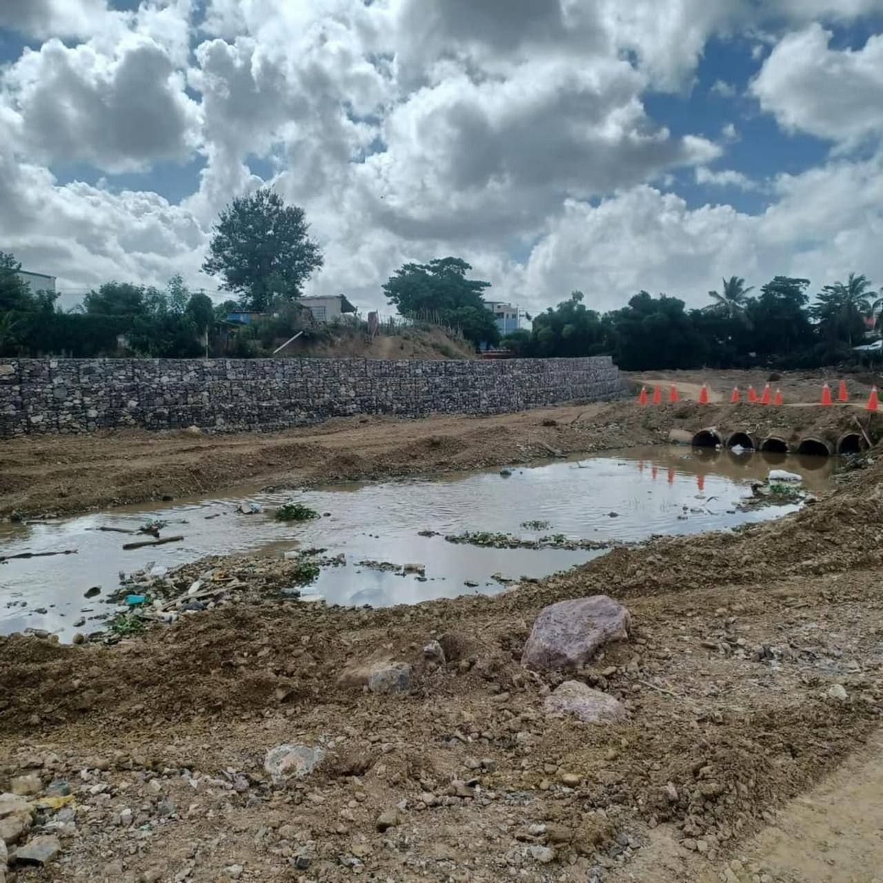 Muro de gaviones con tuberías de drenaje